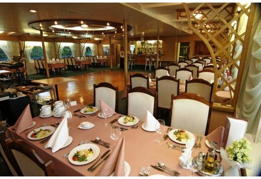A bordo encontrará amplios espacios como este Restaurante